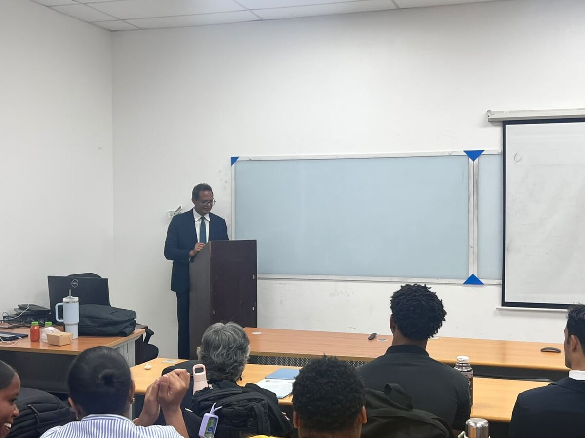 El Dr. Dionisio Peralta pronuncia las palabras de cierre desde el podio