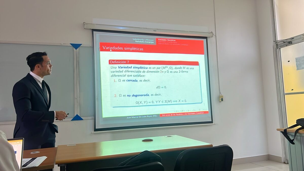 Juan Marcial de León Reyes presenta la definición de variedad simpléctica