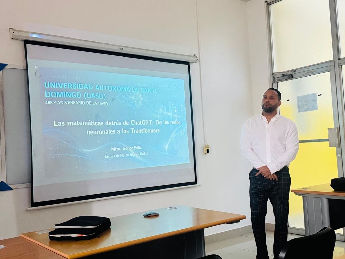 Gerior Féliz junto a la portada de su ponencia Las matemáticas detrás de ChatGPT: de las redes neuronales a los Transformers