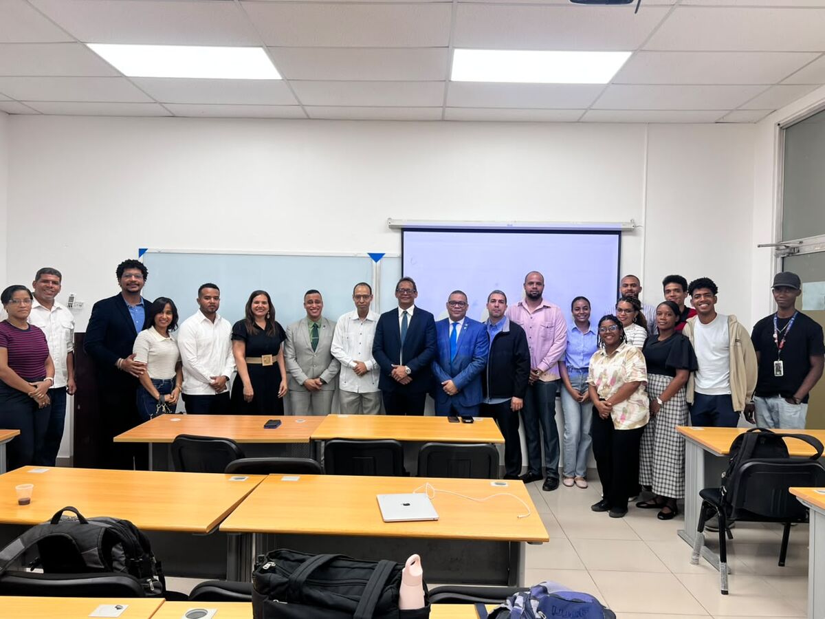 Fotografía de grupo de expositores, organizadores y asistentes del Simposio de Divulgación Matemática al mediodía
