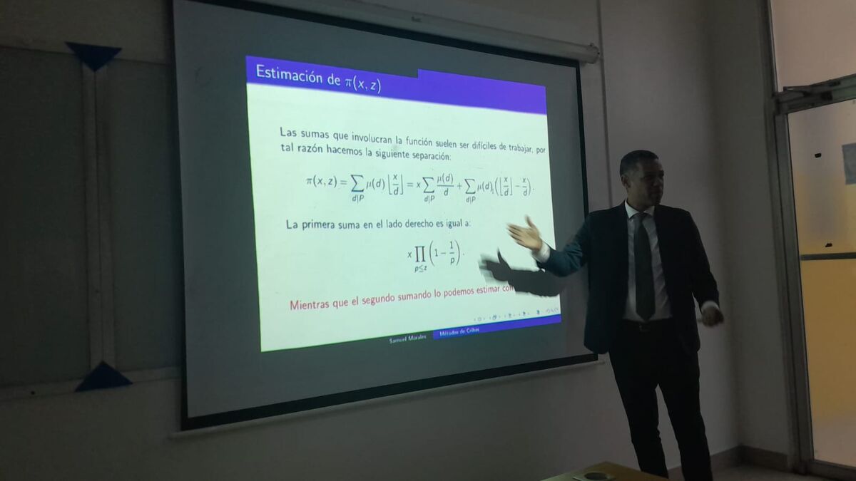 Samuel Morales explica la estimación de pi de x, z en su ponencia sobre métodos de cribas