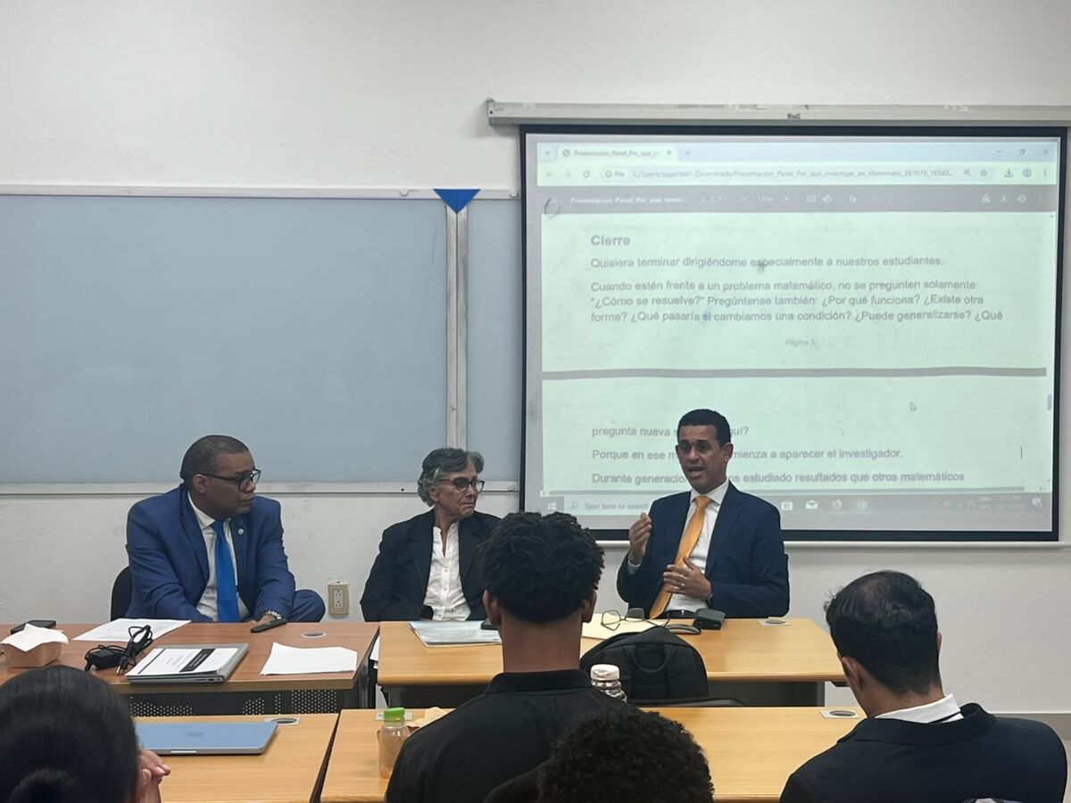 Carlos Féliz Sánchez habla junto al Dr. Juan Toribio Milané y la Dra. Orietta Liriano, con la diapositiva de cierre proyectada