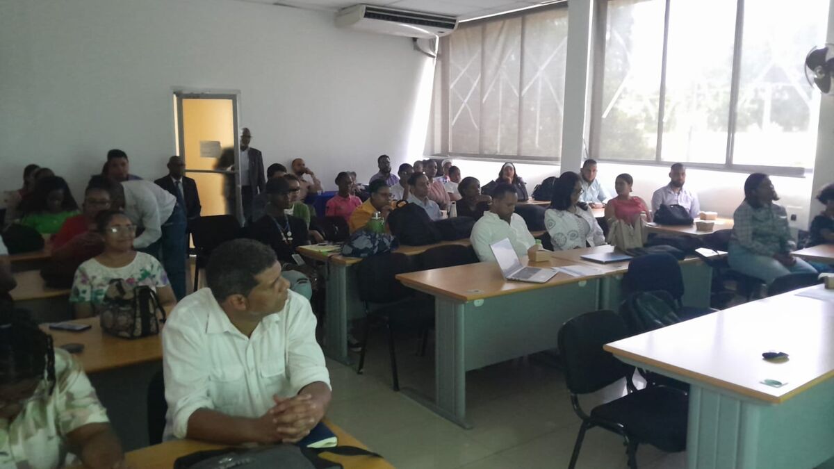 Estudiantes y profesores llenan el Salón de Maestría de la Escuela de Matemática durante el simposio